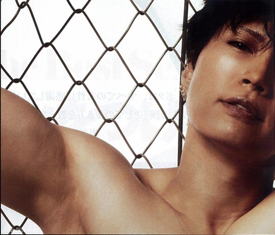组图:日41岁男星gackt全裸上杂志展男性肉体美