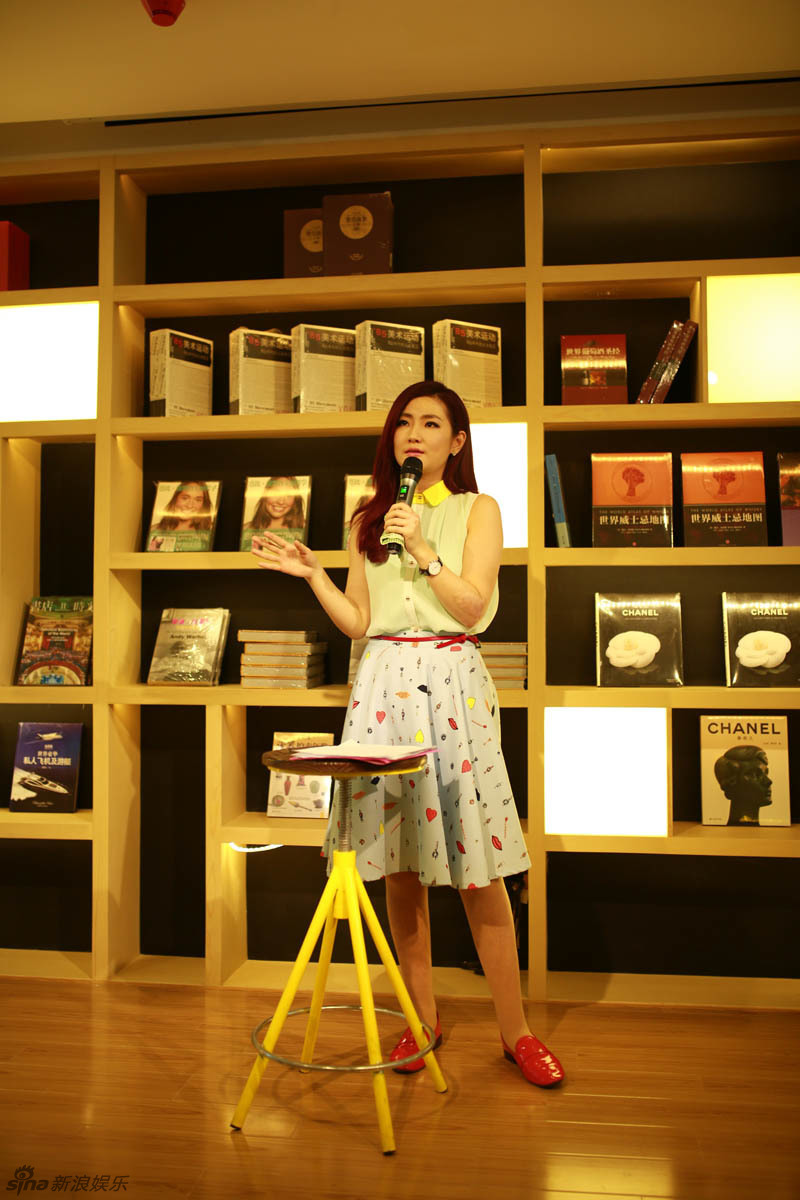 Selina谈烧伤经历 疤痕像刺青摸着滑嫩_娱乐新