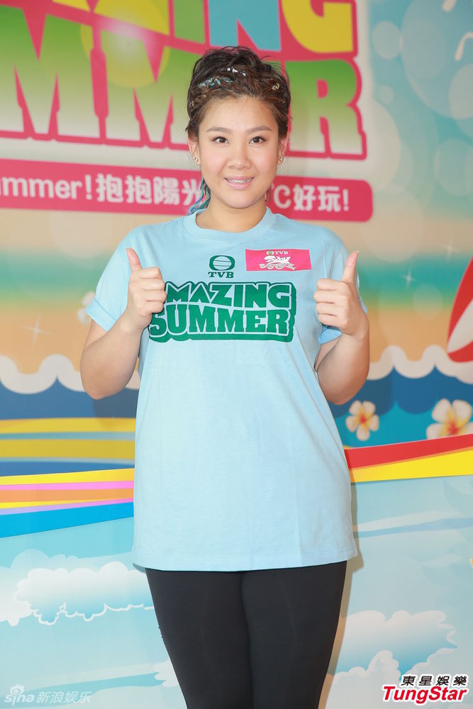 组图:佘诗曼出席活动笑林峰财多身子弱