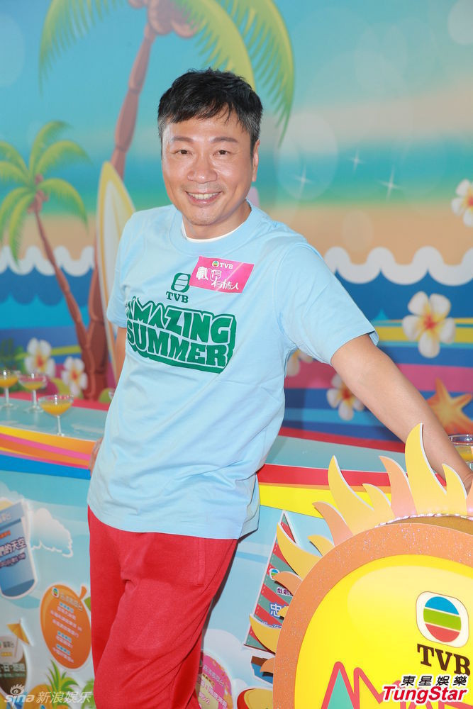 组图:佘诗曼出席活动笑林峰财多身子弱