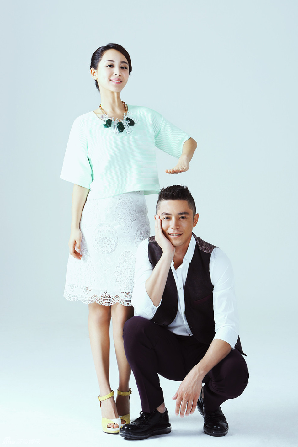 组图:霍建华杨紫为《战长沙》拍写真默契足