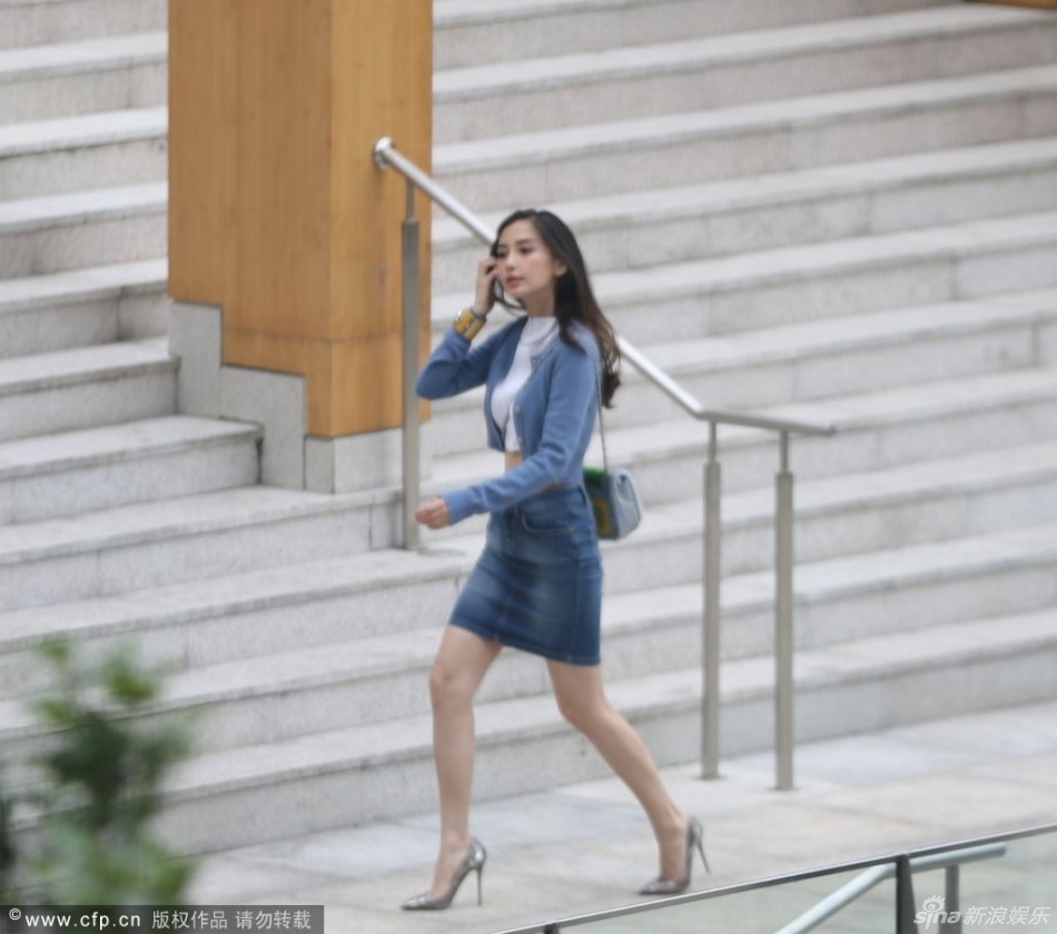 组图:Angelababy拍定妆照 牛仔裙展凹凸身材