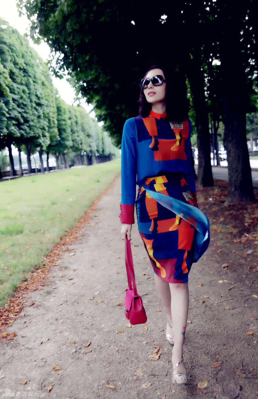 组图:殷旭巴黎时尚街拍曝光 演绎都市女郎_内地星闻_大众网