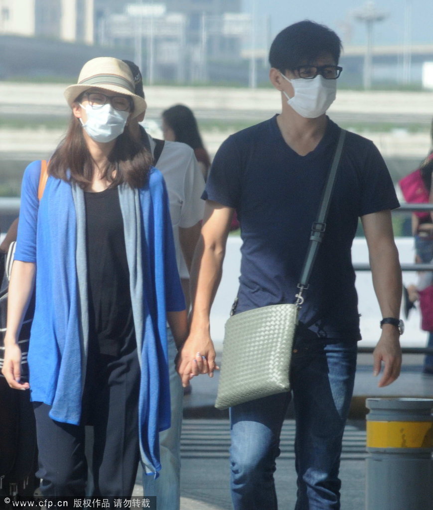 组图:甜蜜升级!吴奇隆刘诗诗手牵手现身机场