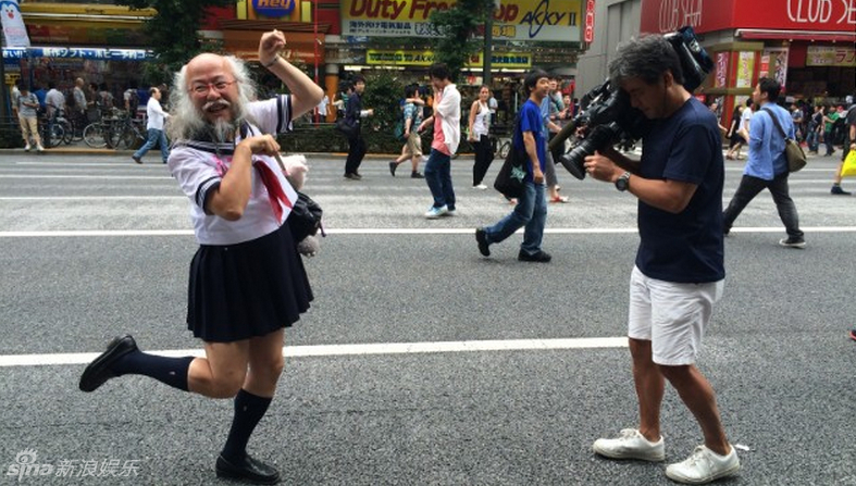 组图:美国cnn采访日本"水手服爷爷"小林秀章_高清图集_新浪网