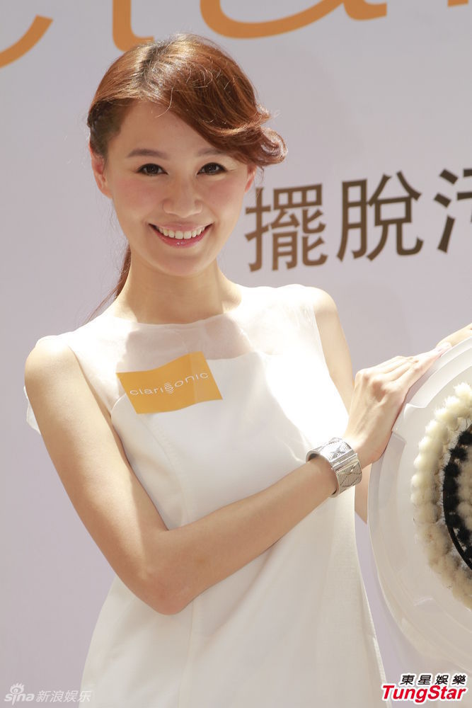 黄宗泽与黄翠如今日出席护肤品牌活动,二人在台上跟粉丝互动,但黄翠如