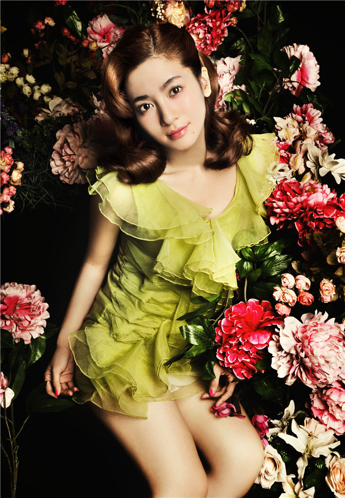 组图:李晟绚丽写真簇拥花海明艳动人_女性头条_大众网