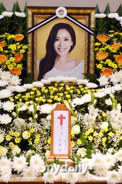 组图:《色即是空》女星去世 灵堂布满白色鲜花_高清图集_新浪网