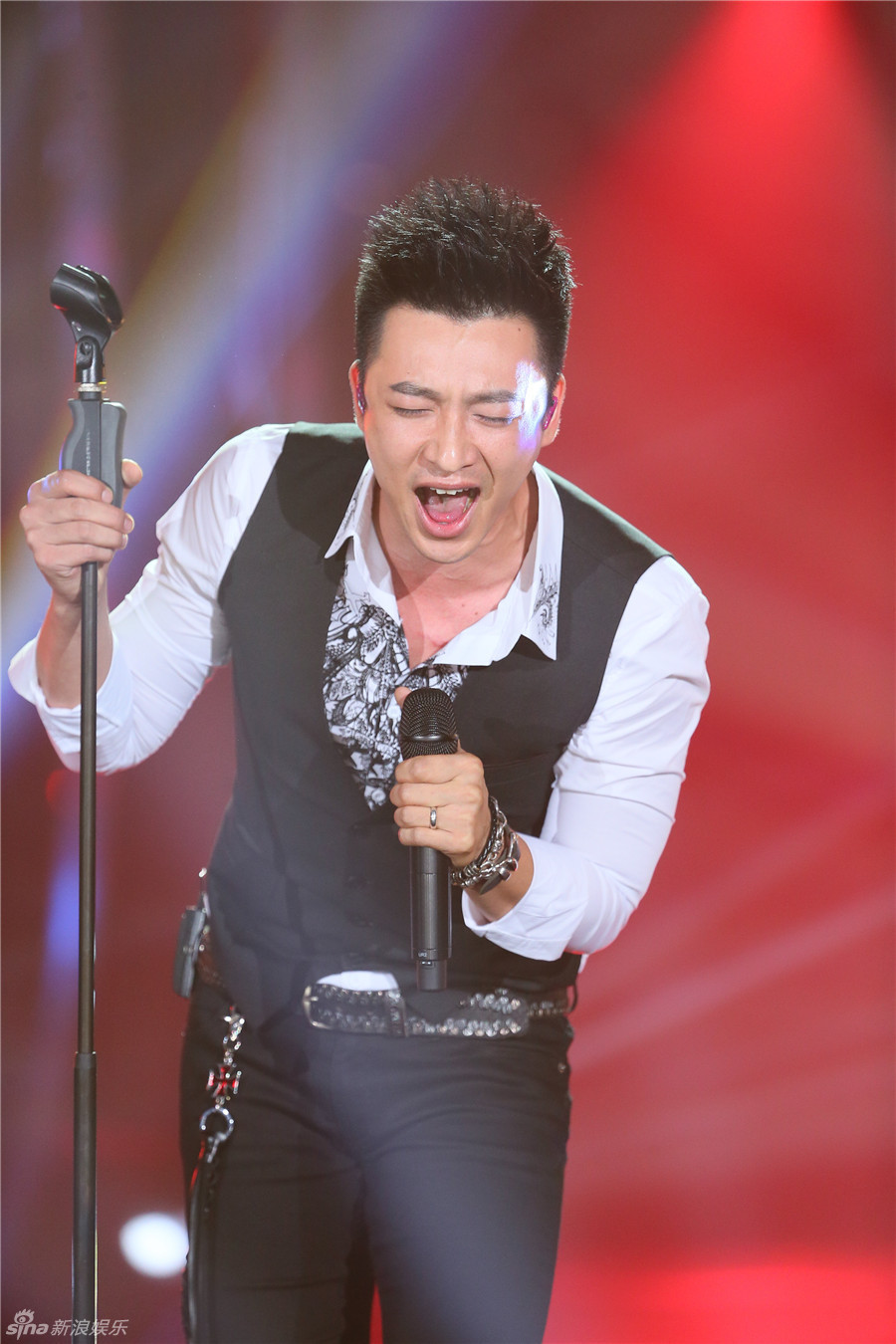 小沈阳为爱妻献歌 多亮携北舞校花共舞 -- 佛山