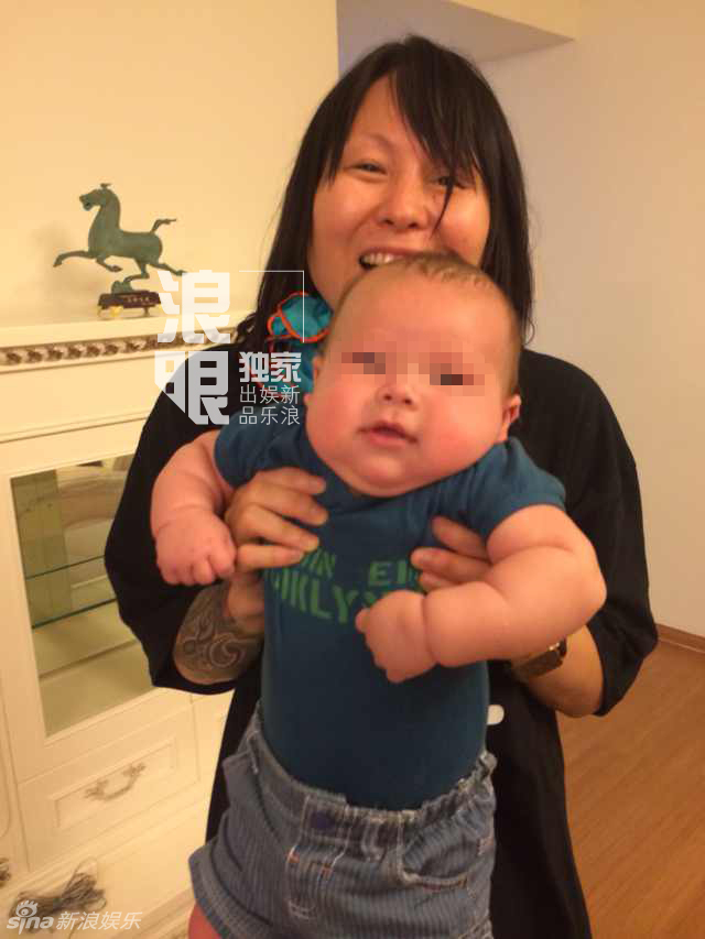 独家：罗琦混血萌娃首曝光 金发肉手包子脸(图)
