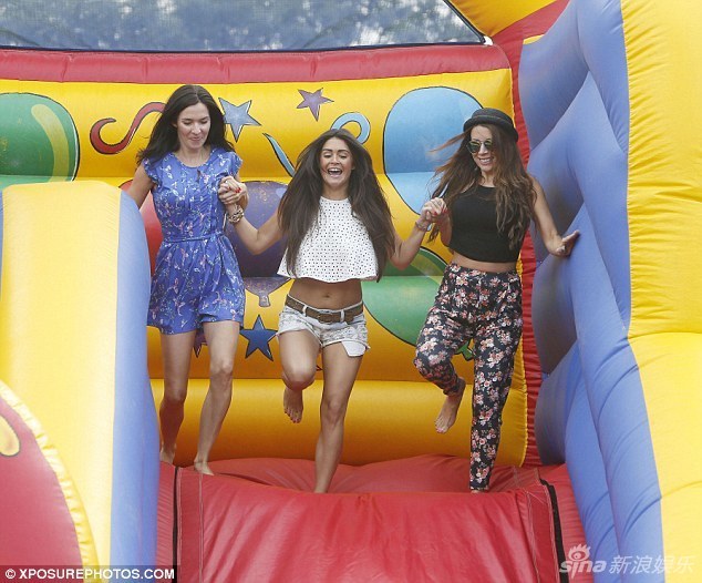 组图:真人秀女星玩充气滑梯 衣服掀起露篮球奶