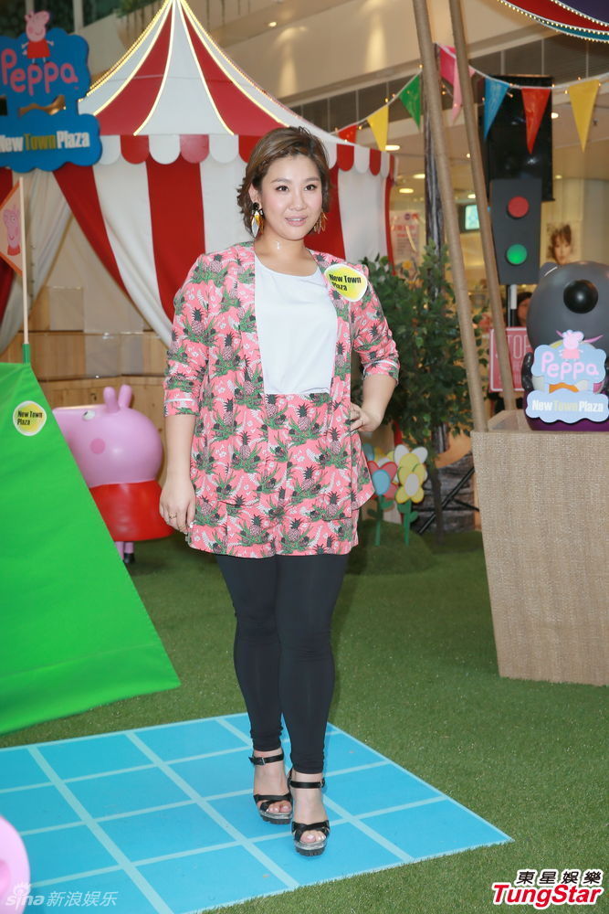 组图:单身妈妈杨思琦短裙俏丽 分享育儿经