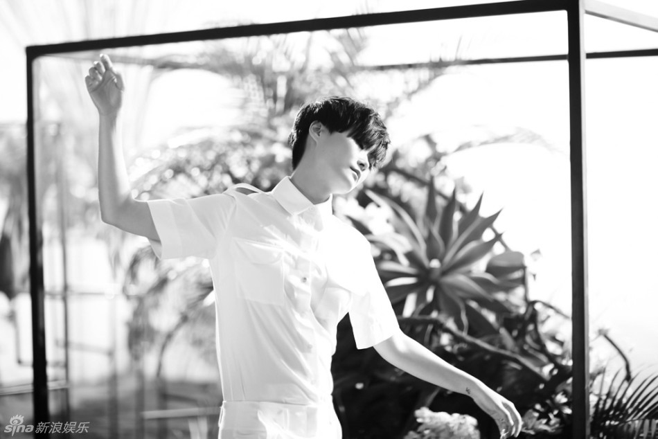 组图:李宇春文艺气质写真曝光 花丛别致绽放