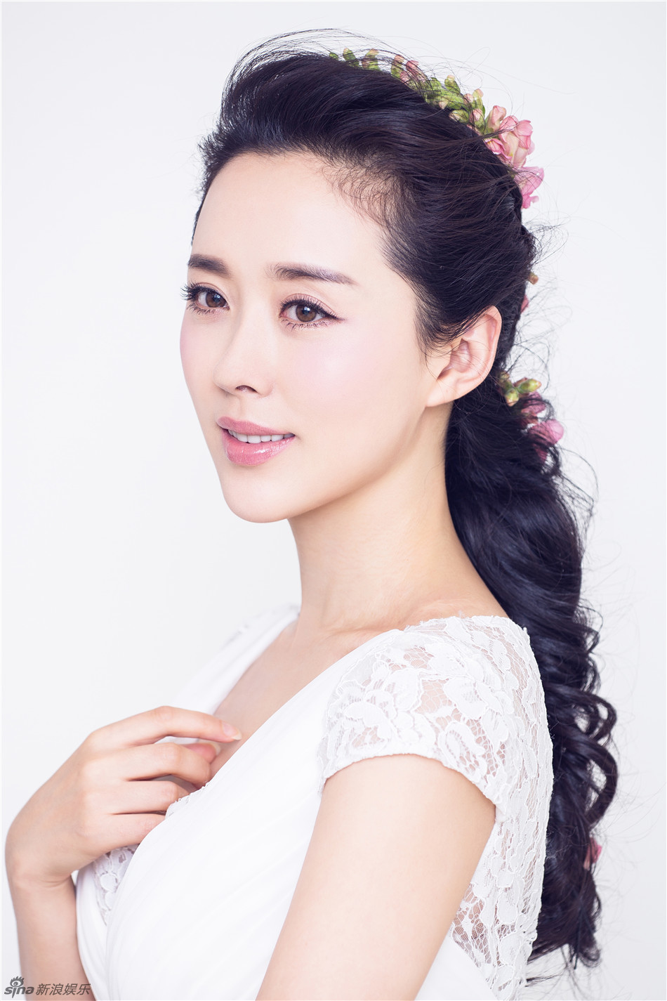 组图:颜丹晨梦幻新娘写真 诠释幸福女人