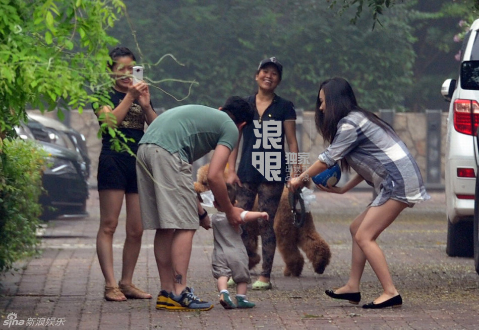 组图:杜江带娃踢球玩耍 霍思燕秀热辣美腿_女