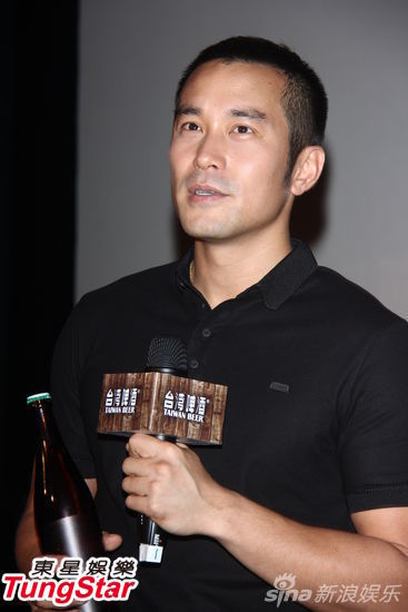 组图:张孝全为电影健身 拉筋冷笑喊:很辛苦