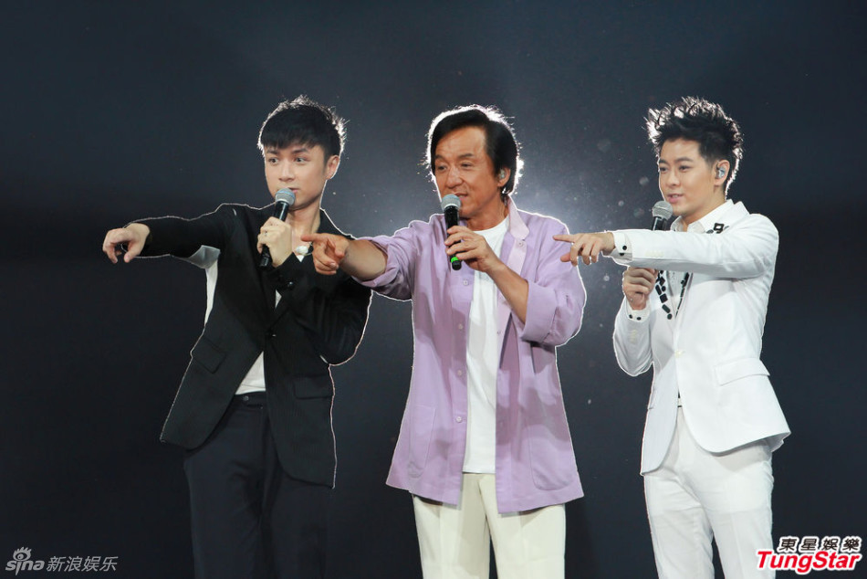 组图:成龙演唱会群星助阵 superjuniorM任嘉宾