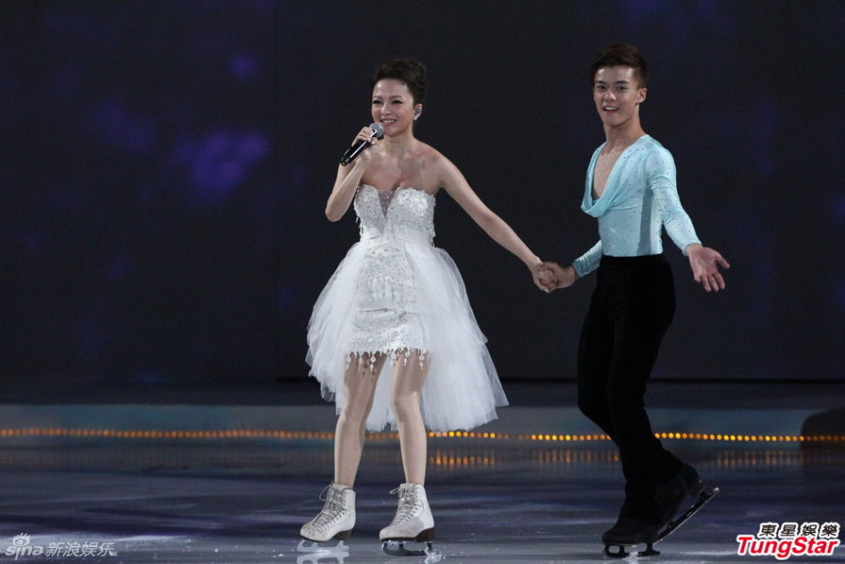 组图:张韶涵低胸白纱裙露香肩 献滑冰初体验