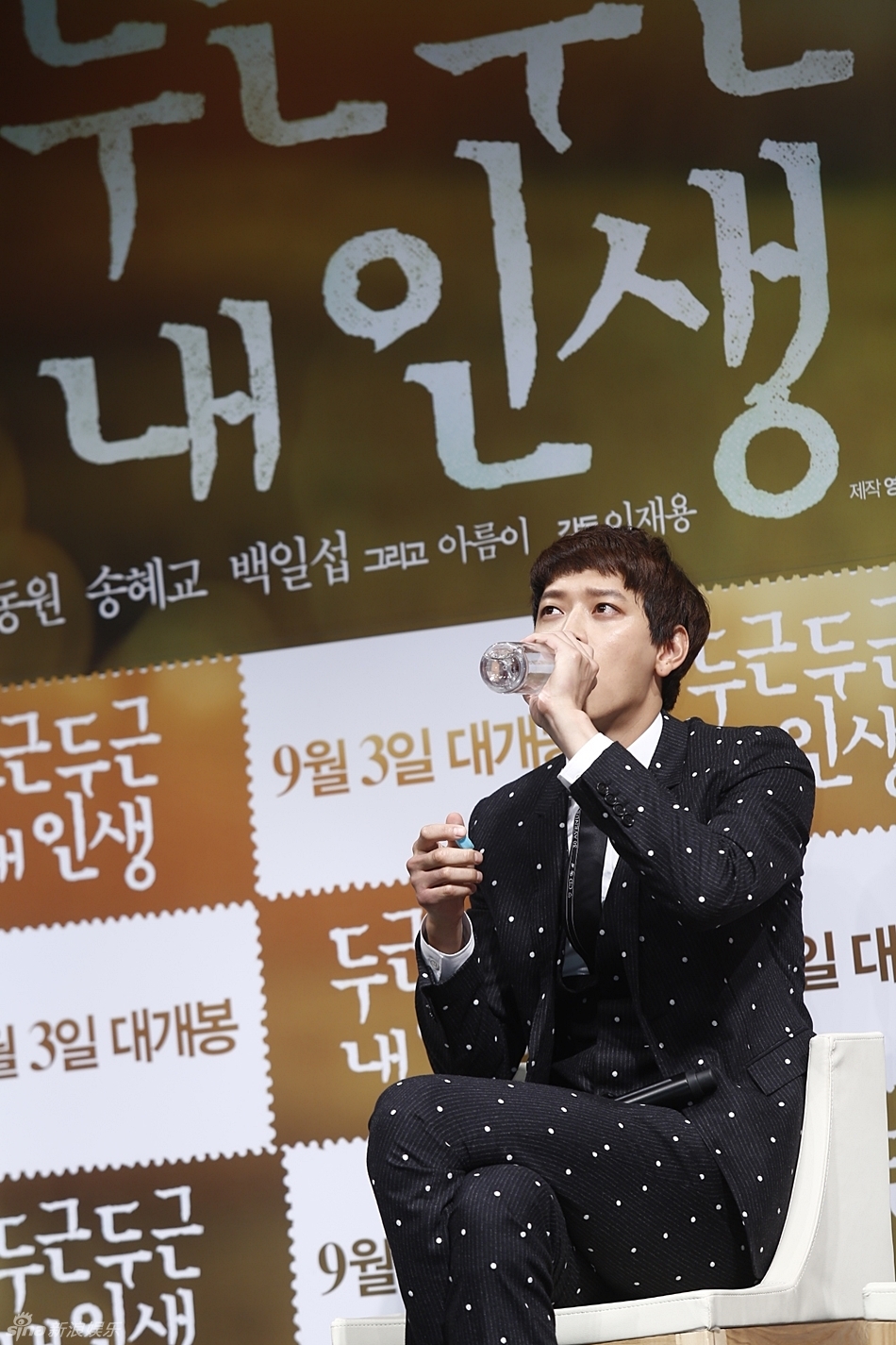 组图:宋慧乔粉嫩宣传新片 短裙落座险走光