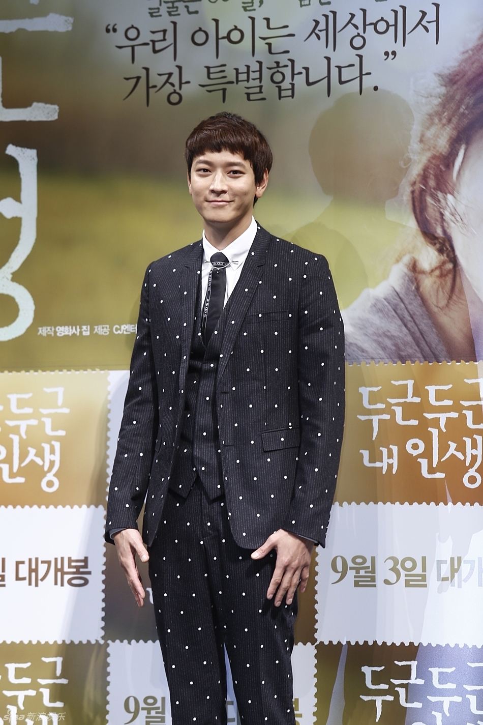 组图:宋慧乔粉嫩宣传新片 短裙落座险走光