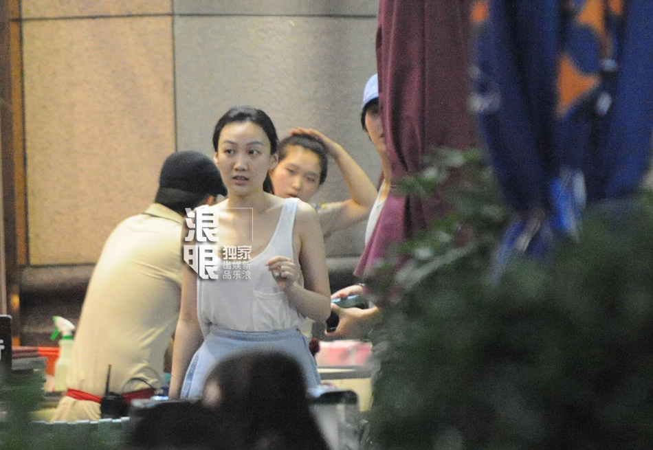 独家:李云迪携女友觅食 田霏养眼皮肤雪白