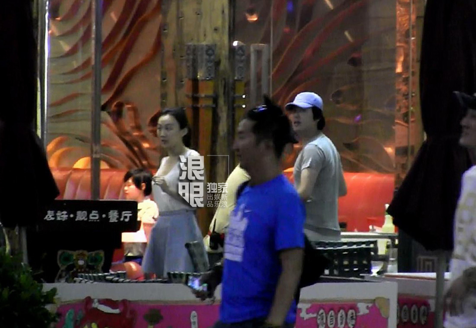 独家:李云迪携女友觅食 田霏养眼皮肤雪白_高清图集_新浪网