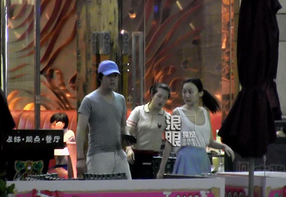 独家:李云迪携女友觅食 田霏养眼皮肤雪白_高清图集