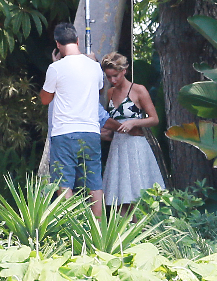 大<em>表姐</em>劳伦斯丛林拍大片 红唇露玉背美腿 -- 佛