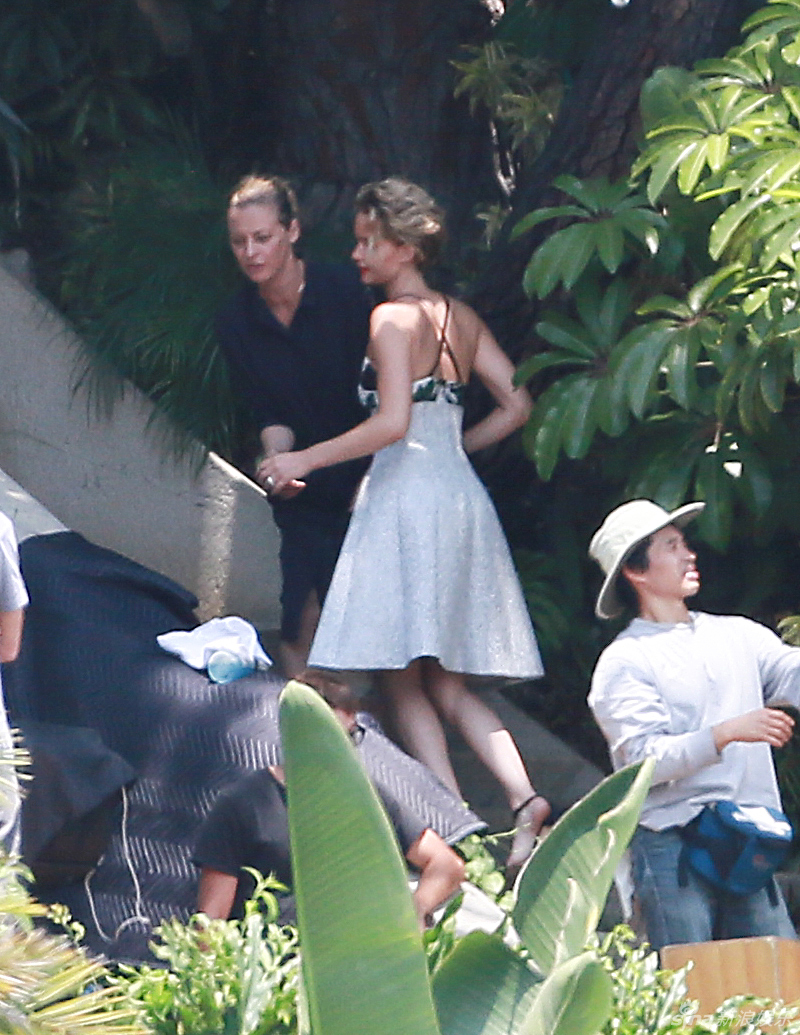 大<em>表姐</em>劳伦斯丛林拍大片 红唇露玉背美腿 -- 佛