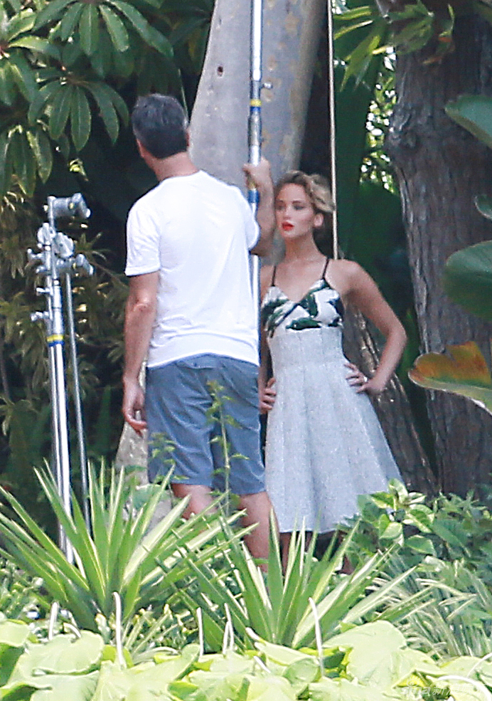 大<em>表姐</em>劳伦斯丛林拍大片 红唇露玉背美腿 -- 佛