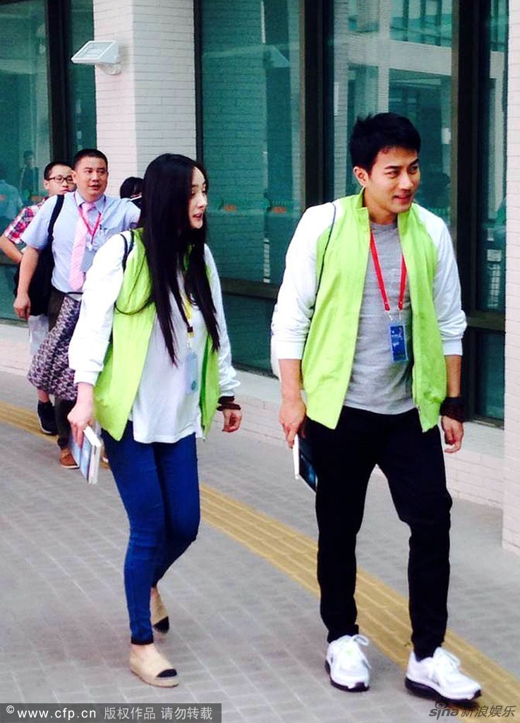 刘恺威杨幂现身慈善活动 见被拍忙遮面