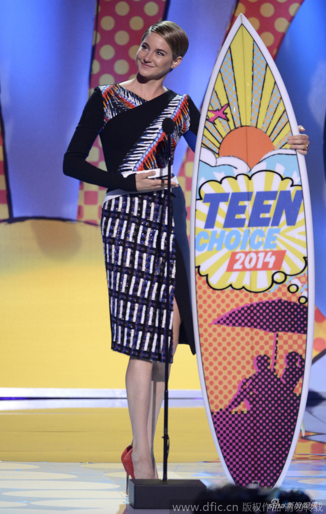 组图:青少年选择奖卡戴珊姐妹争艳 赛琳娜性感