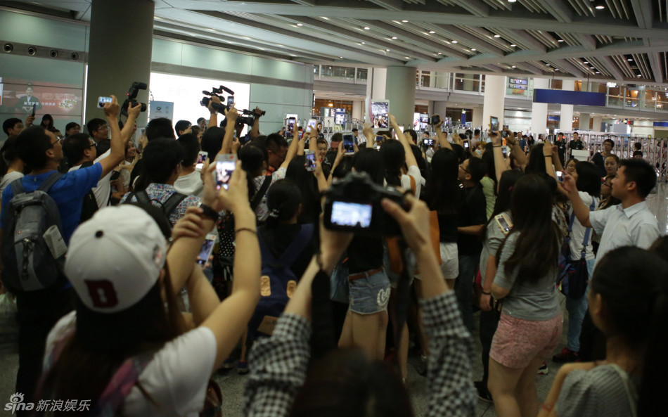 组图:李易峰深夜空降北京 粉丝围堵力压韩星