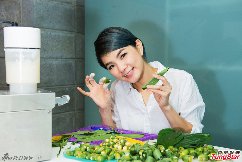 组图:Ella新片挑战槟榔西施 实练包槟榔_女性头