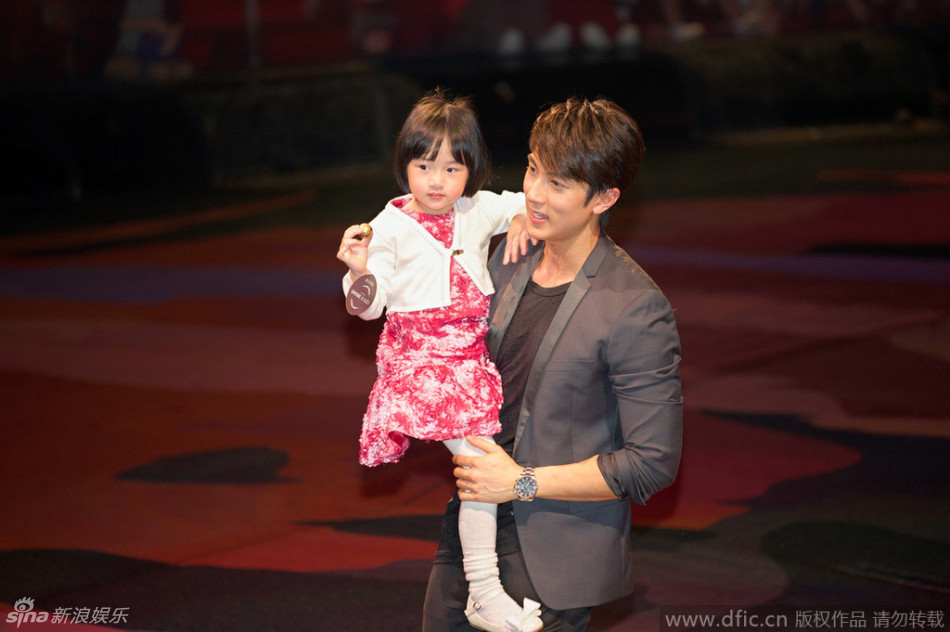 组图:吴尊携女儿澳门捞金 父女撅嘴亲亲超有爱