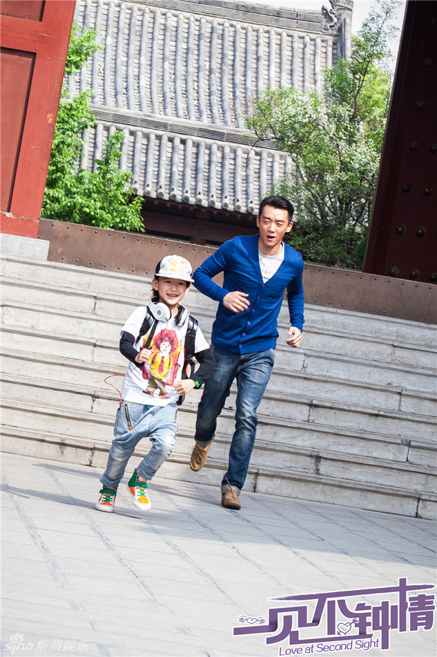 组图:《一见不钟情》郑恺杨丞琳变身辣爸俏妈