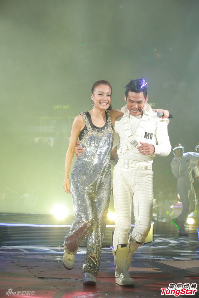 组图:杜德伟演唱会后激吻妻子 拒邀旧爱上台
