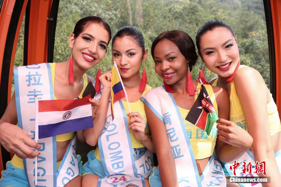 组图:性感佳丽穿比基尼登长城 个个大胸长腿