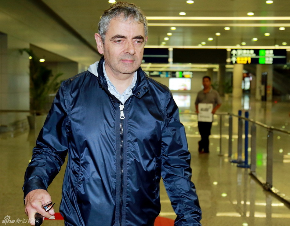 组图:憨豆先生罗温-艾金森抵达上海表情搞怪