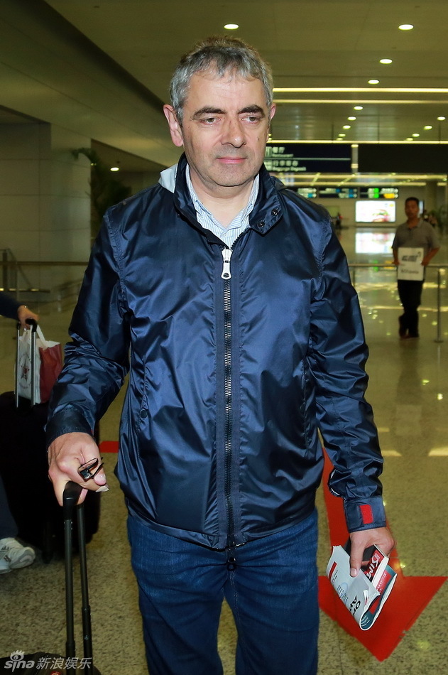 组图:憨豆先生罗温-艾金森抵达上海表情搞怪