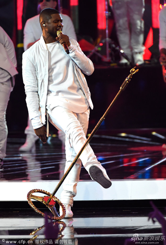 组图:亚瑟小子白衣现身大玩音乐显帅气