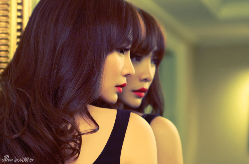 组图:柳岩最新复古性感写真 御姐范趴床显魅惑