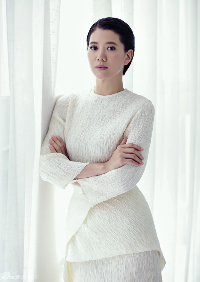 组图:袁咏仪拍摄封面大片 时尚干练大女人气场