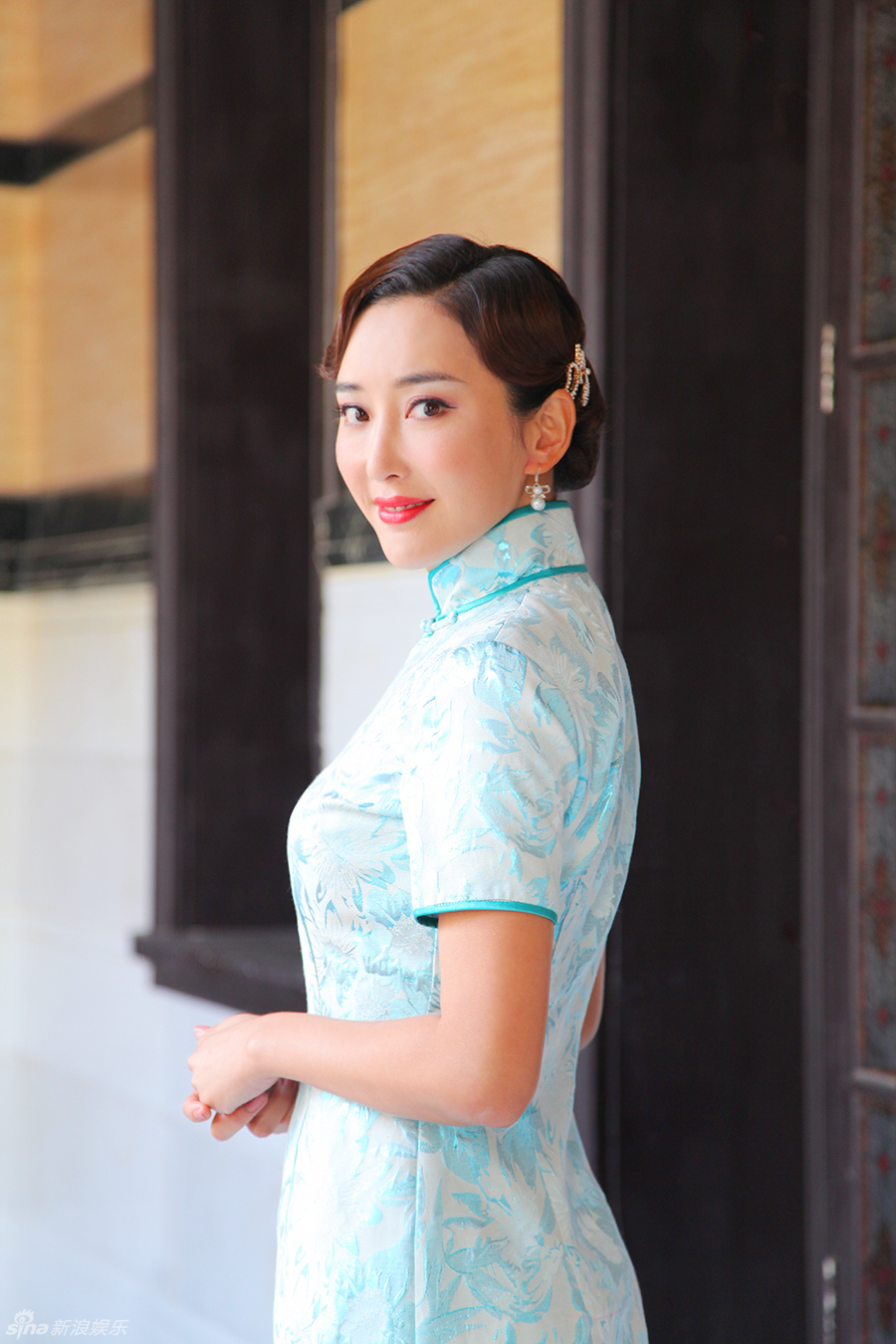 组图《勇敢的心》曝杜若溪温婉旗袍剧照