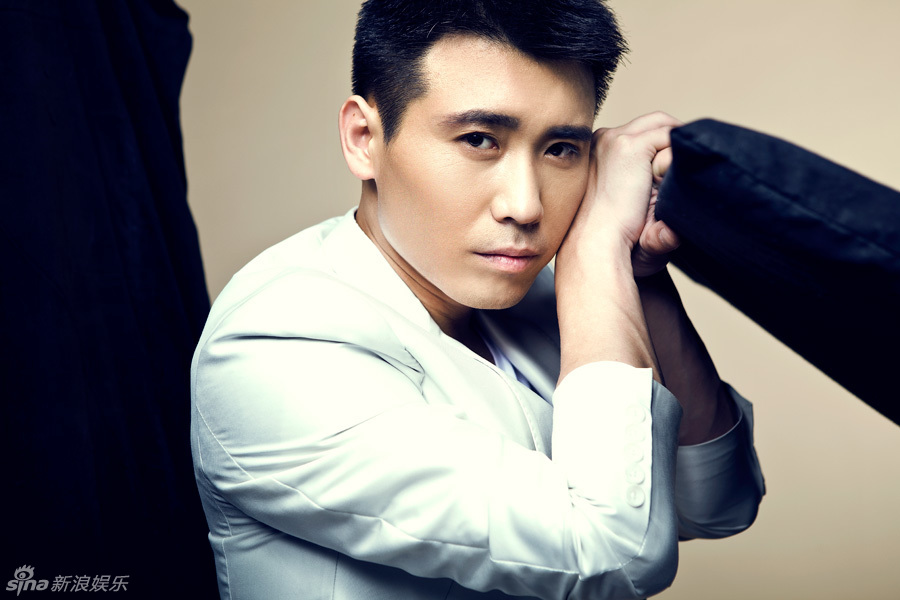 组图:李乃文时尚萌叔演绎"西装先生"