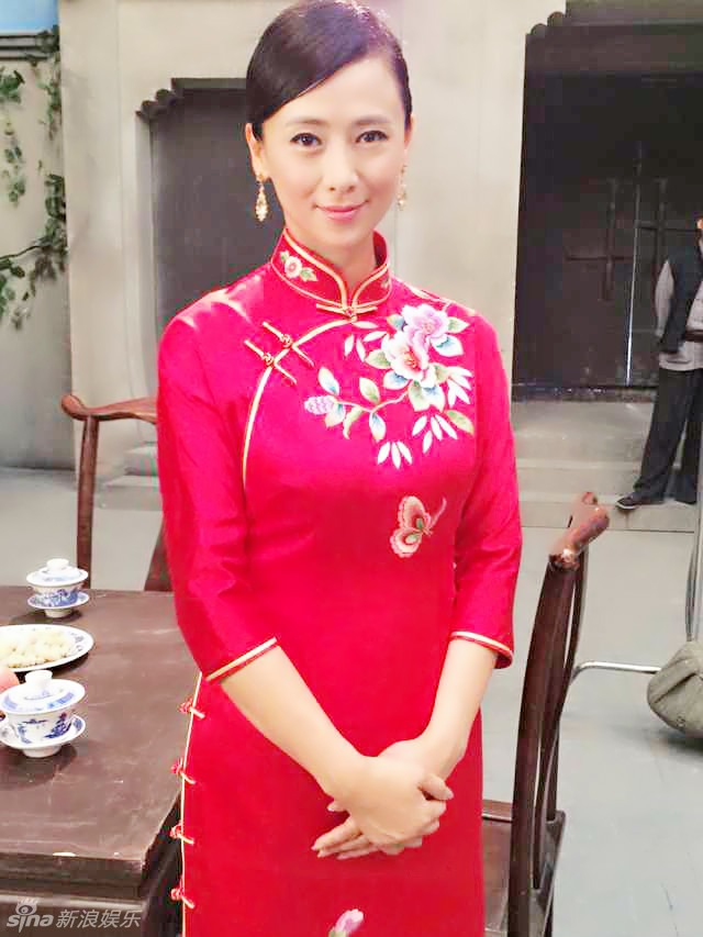 组图:《我是赵传奇》翁虹女特工造型时尚多变