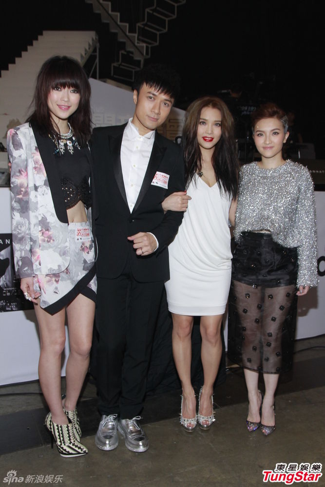 一首韩国男团的韩文歌曲 歌词里有句some like