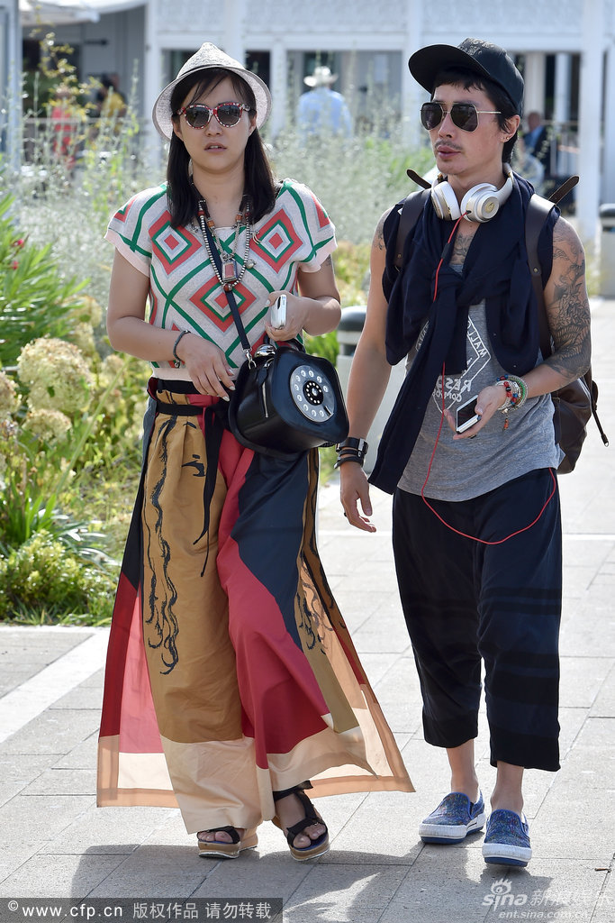 郝蕾现身威尼斯机场 民族风裤裙显臃肿 -- 佛山