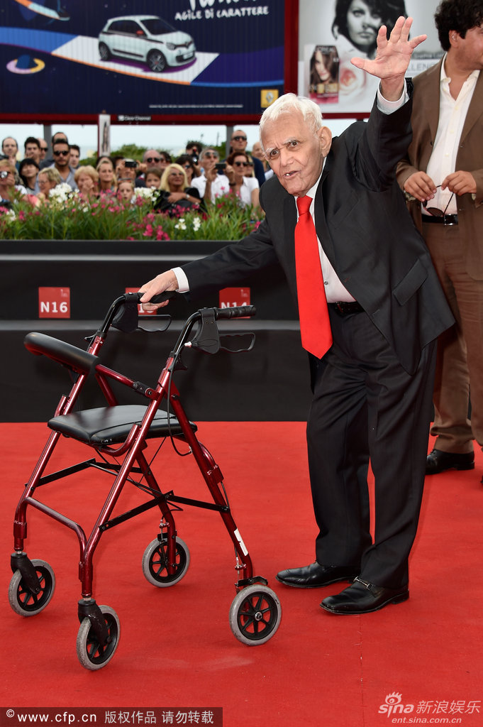 组图:《切口》两女星深V爆乳却撞衫 露胸比美