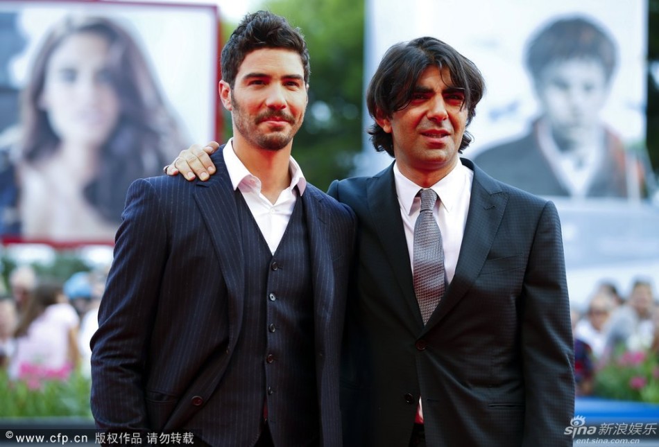 组图:《切口》两女星深V爆乳却撞衫 露胸比美